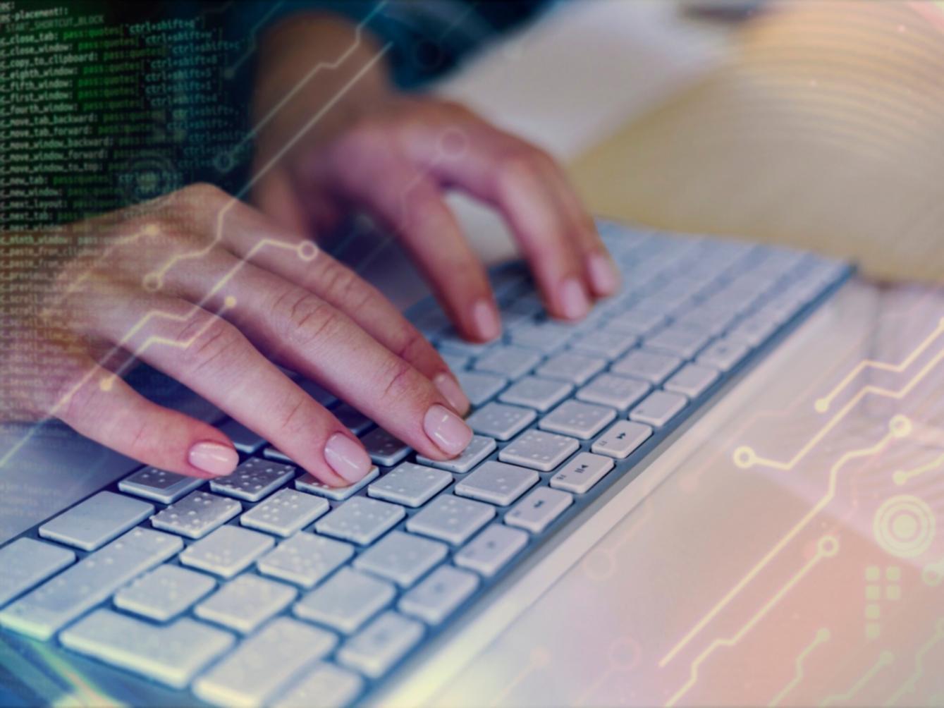 VR başlık kullanarak sanal gerçeklik deneyimi yaşayan katılımcılar